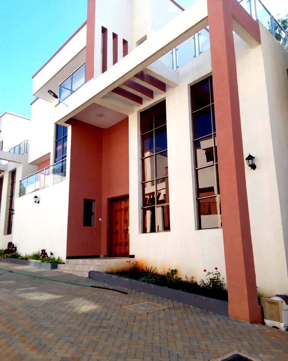 Spacious 4-Bed Townhouse with Fitted Wardrobes & Cabinets - Lavington
