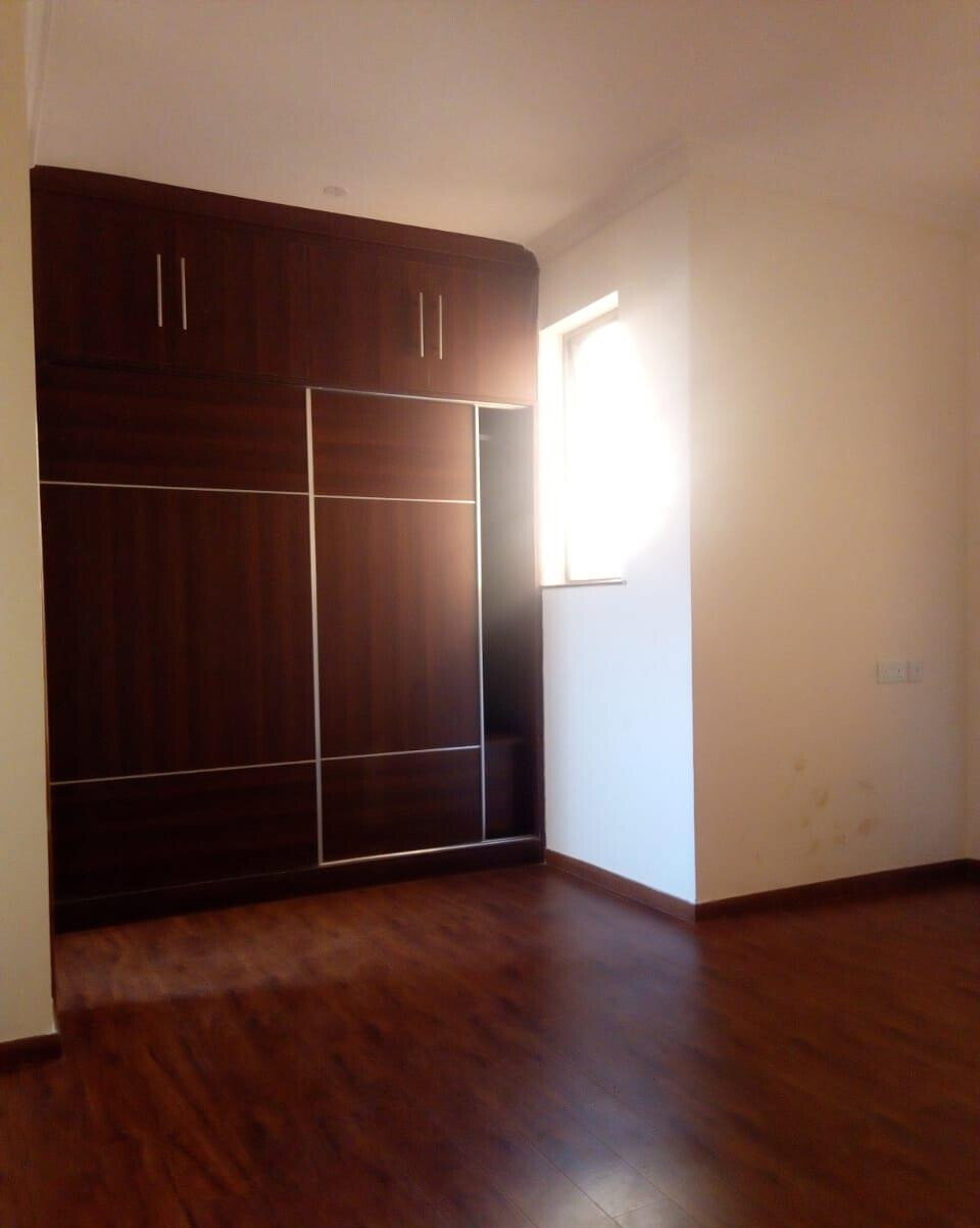 Spacious 4-Bed Townhouse with Fitted Wardrobes & Cabinets - Lavington