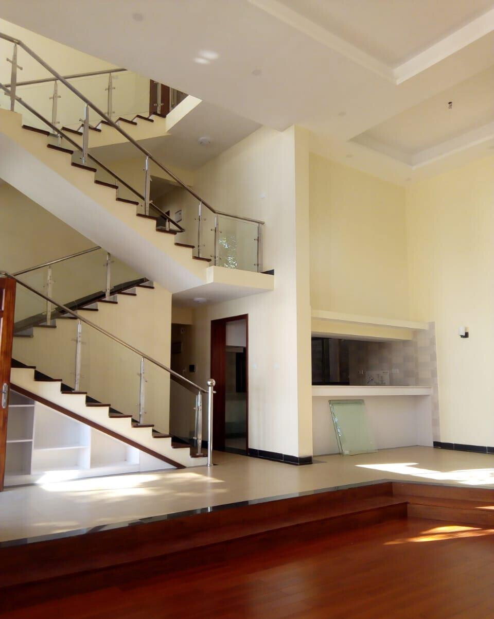 Spacious 4-Bed Townhouse with Fitted Wardrobes & Cabinets - Lavington