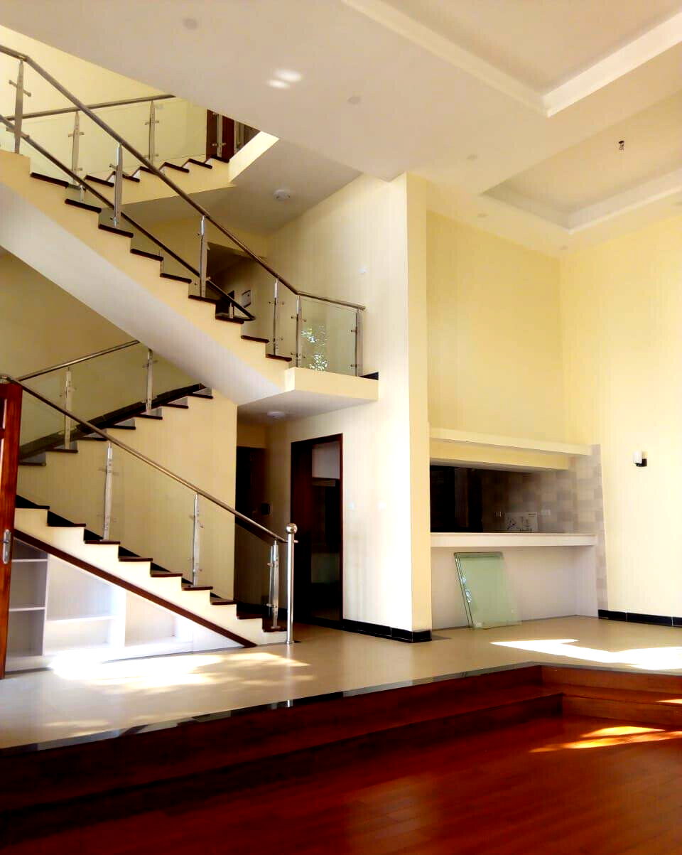 Spacious 4-Bed Townhouse with Fitted Wardrobes & Cabinets - Lavington
