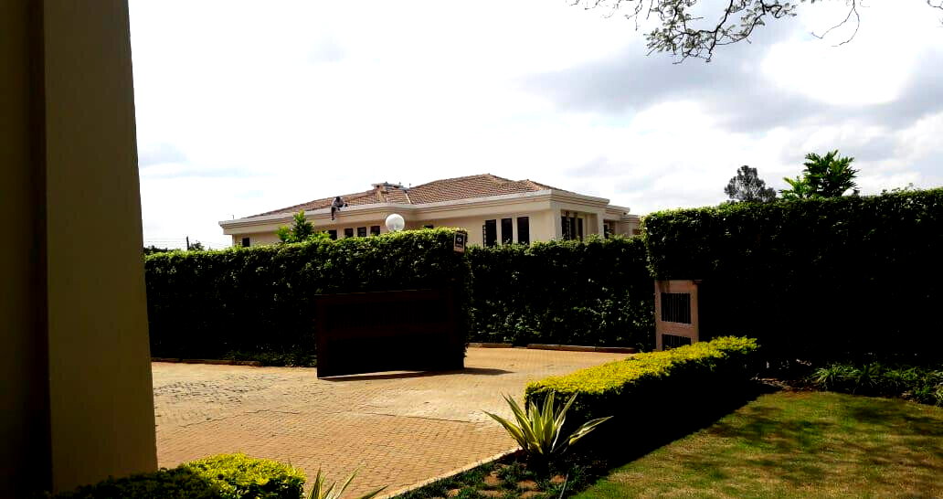 5-Ensuite Townhouse in Gated Community of 10 – Karen Miotoni