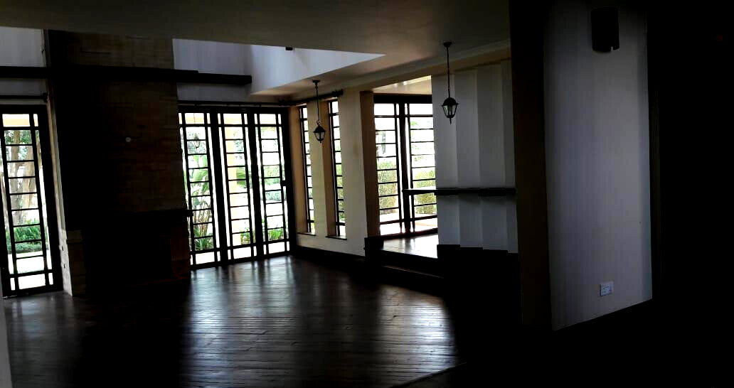 5-Ensuite Townhouse in Gated Community of 10 – Karen Miotoni