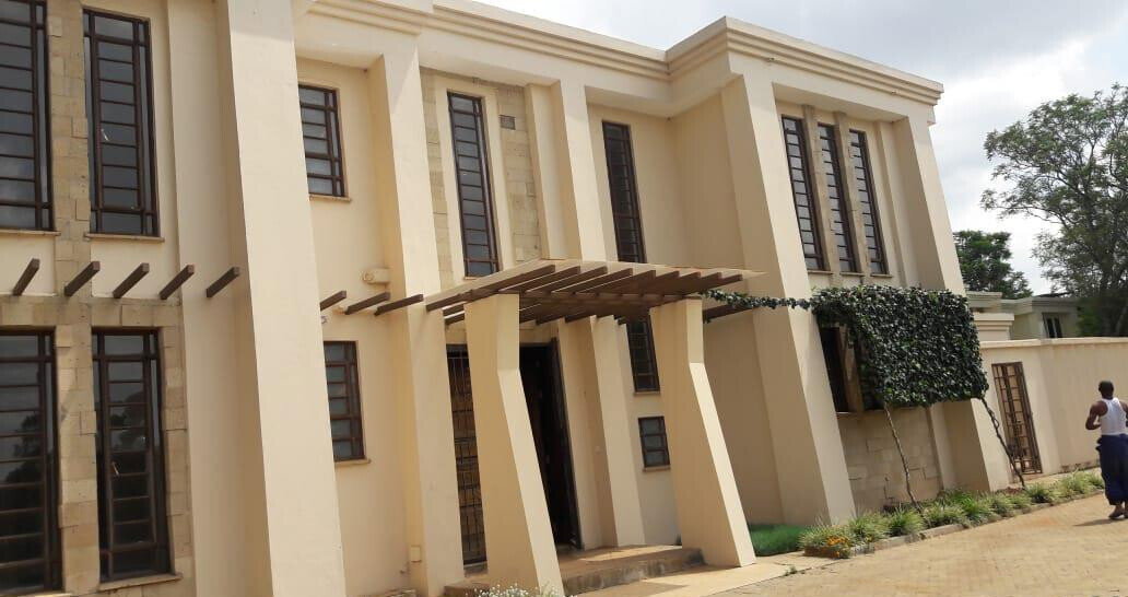5-Ensuite Townhouse in Gated Community of 10 – Karen Miotoni