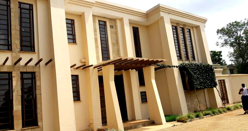 5-Ensuite Townhouse in Gated Community of 10 – Karen Miotoni