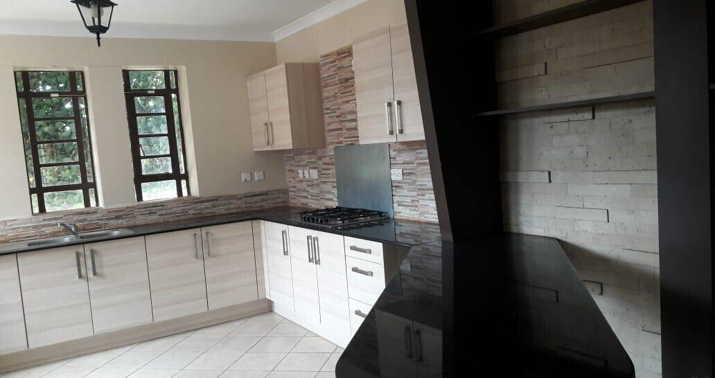 5-Ensuite Townhouse in Gated Community of 10 – Karen Miotoni
