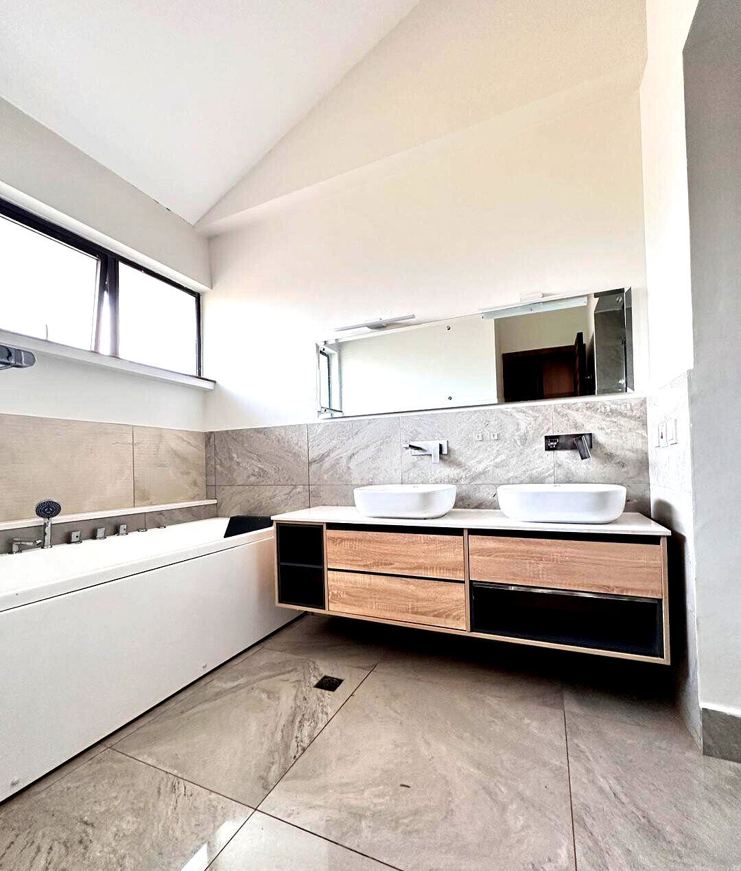 4-Ensuite Townhouse with Clubhouse & Pool – Karen Near The Hub