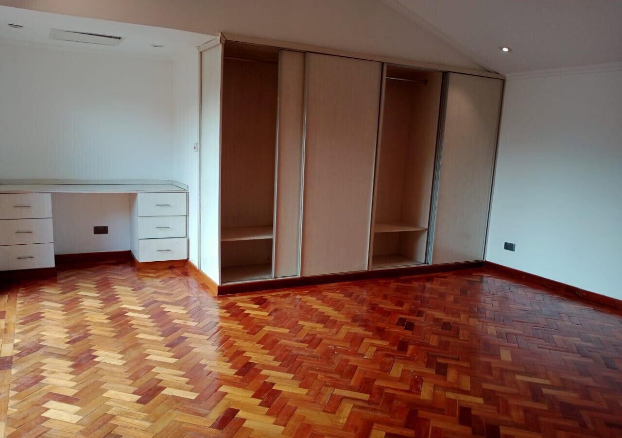 4BR Townhouse with Fireplace & Generator - Lavington