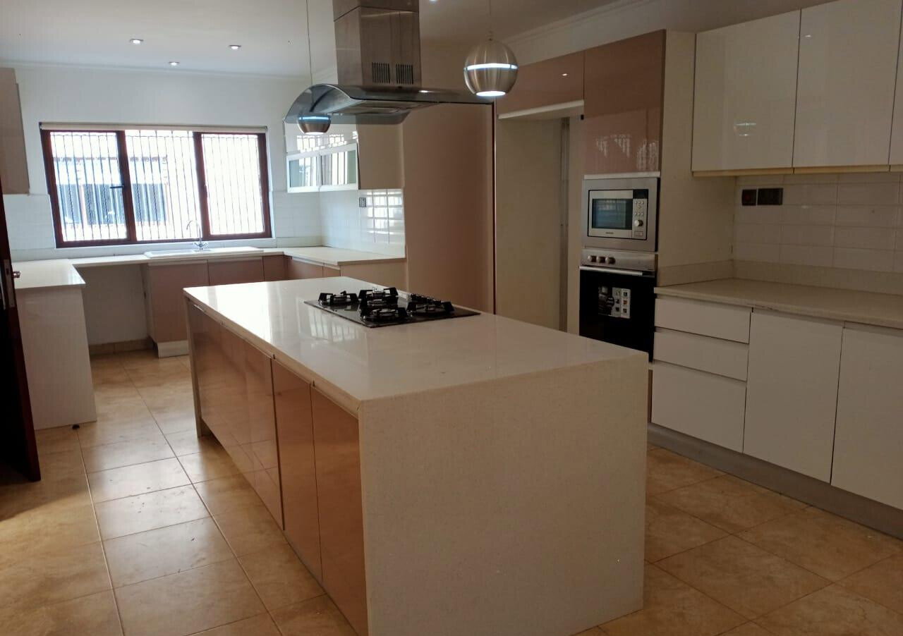 4BR Townhouse with Fireplace & Generator - Lavington
