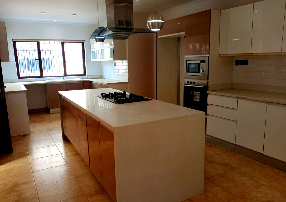 4BR Townhouse with Fireplace & Generator - Lavington