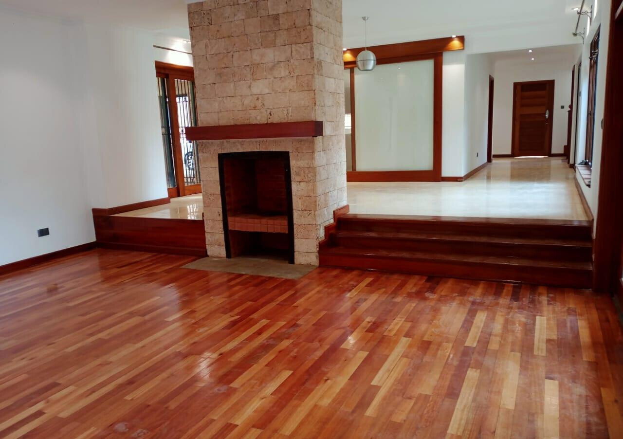 4BR Townhouse with Fireplace & Generator - Lavington