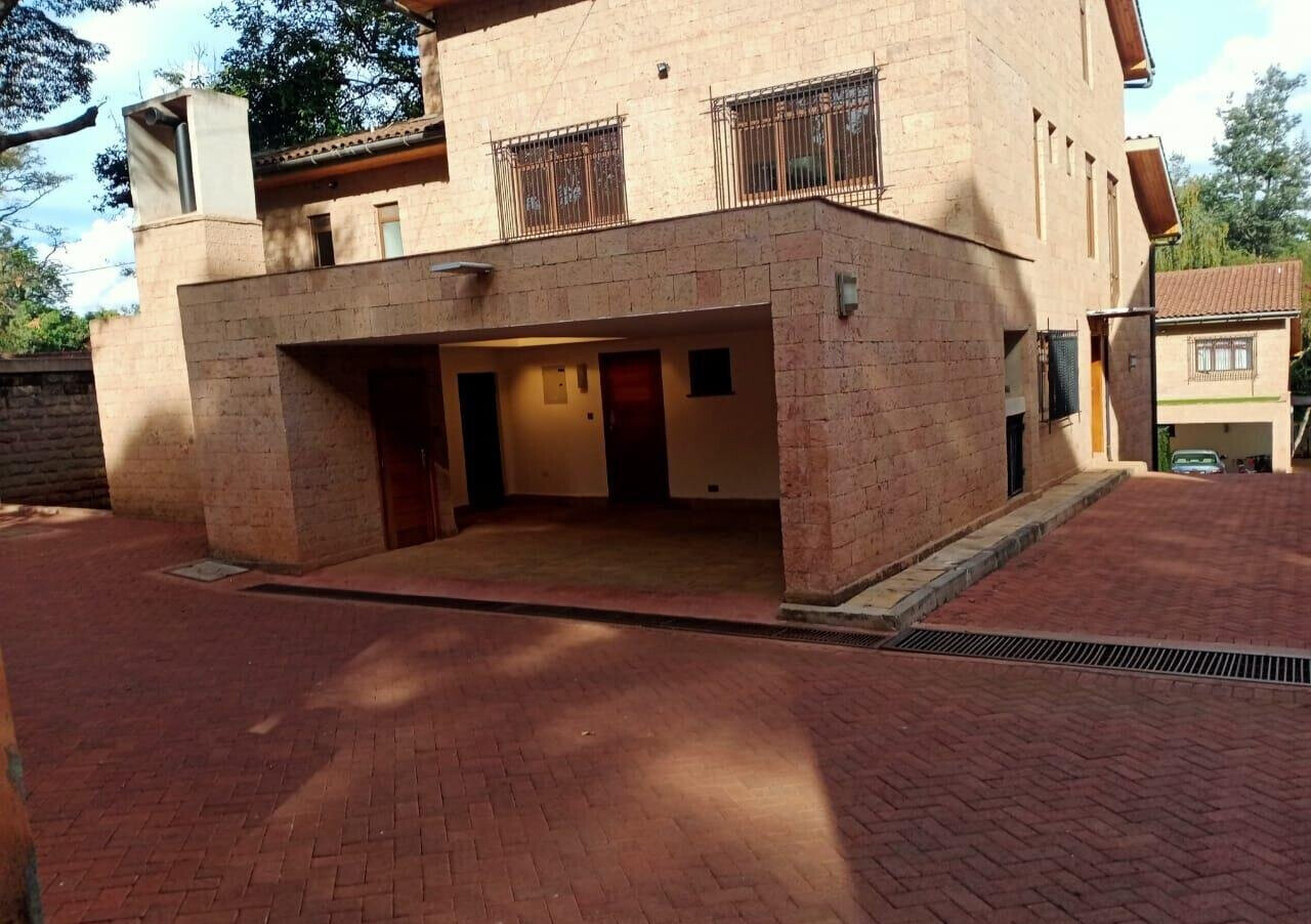 4BR Townhouse with Fireplace & Generator - Lavington