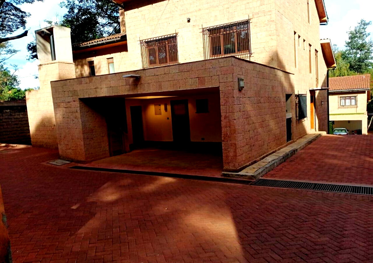4BR Townhouse with Fireplace & Generator - Lavington