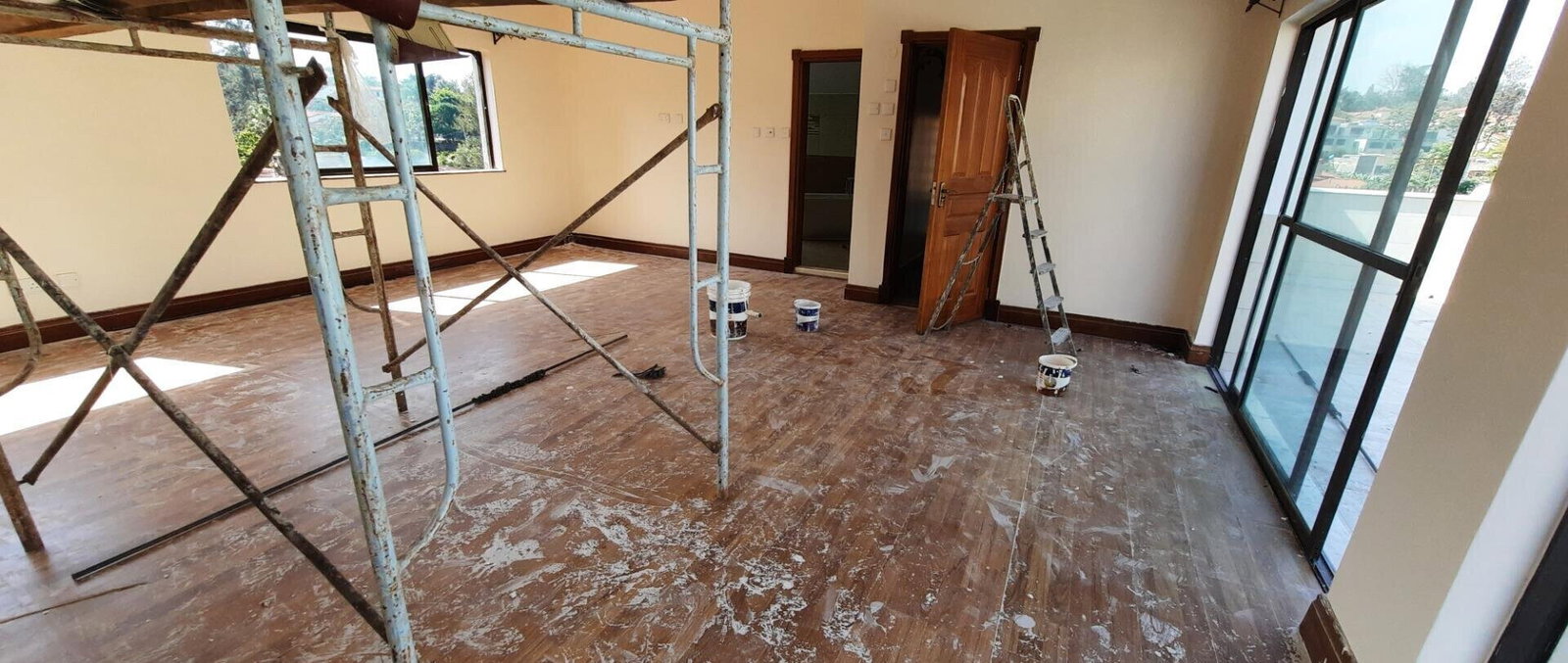 Sunken Lounge Townhouse with Fireplace & Garden - Westlands