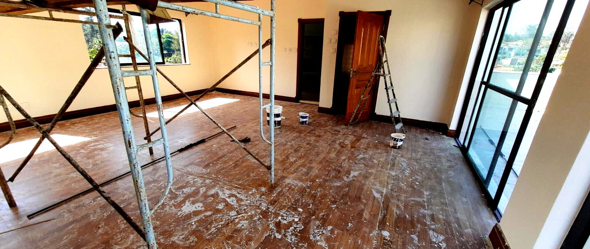 Sunken Lounge Townhouse with Fireplace & Garden - Westlands