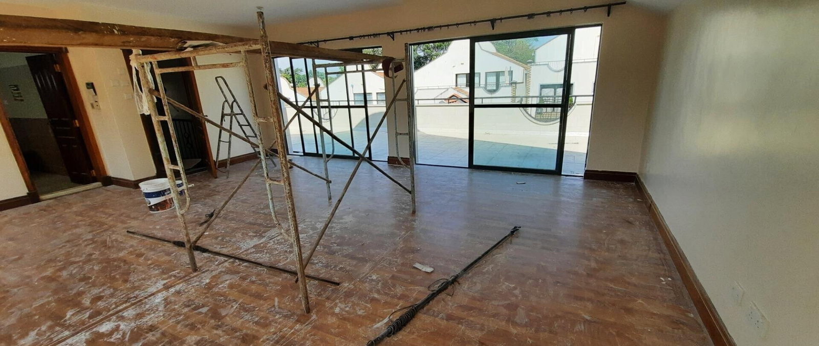 Sunken Lounge Townhouse with Fireplace & Garden - Westlands