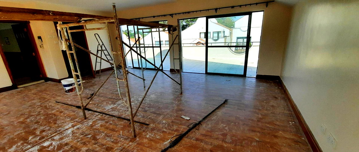 Sunken Lounge Townhouse with Fireplace & Garden - Westlands