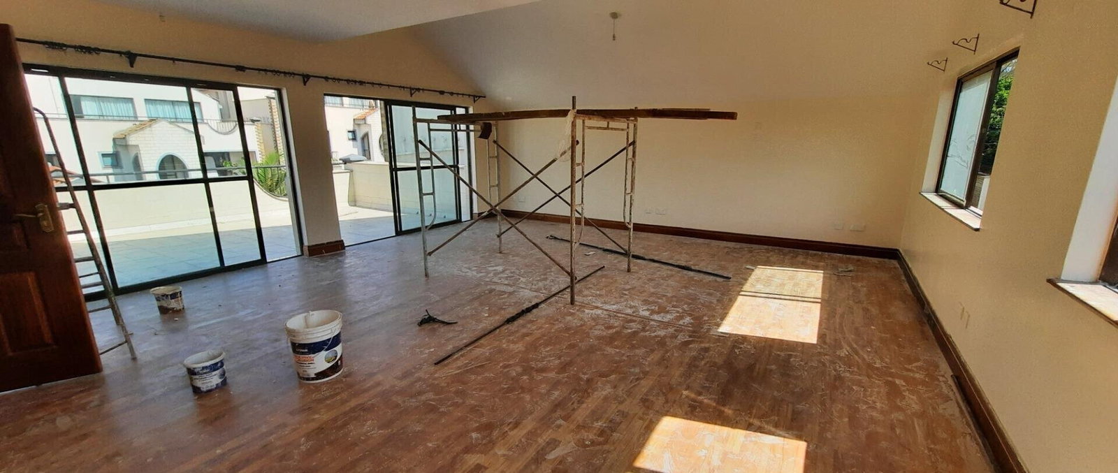 Sunken Lounge Townhouse with Fireplace & Garden - Westlands