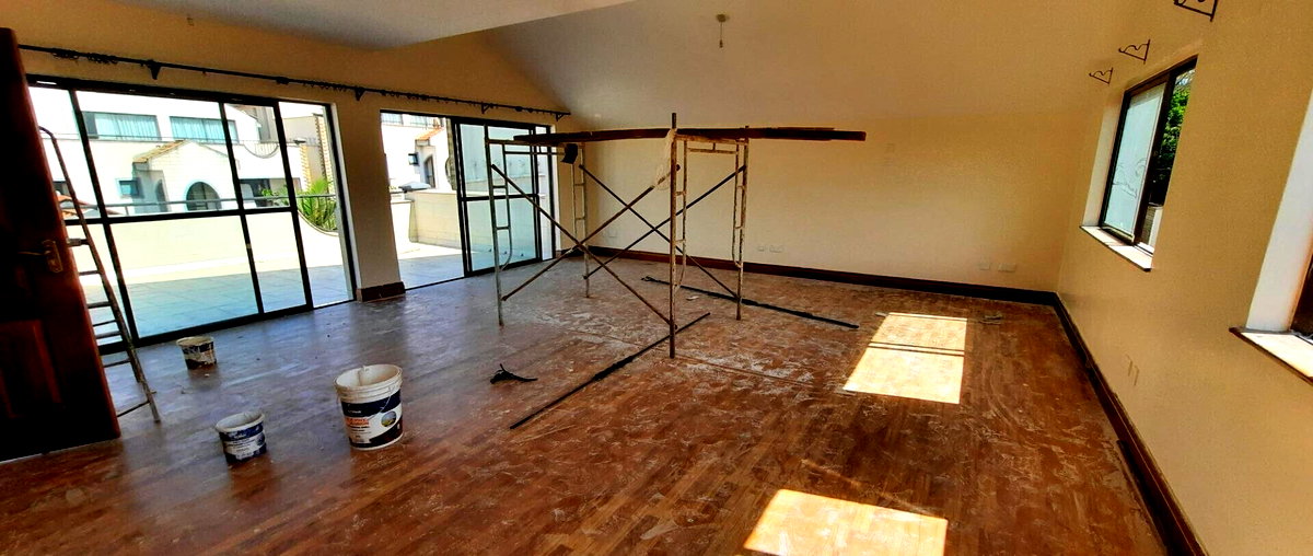 Sunken Lounge Townhouse with Fireplace & Garden - Westlands