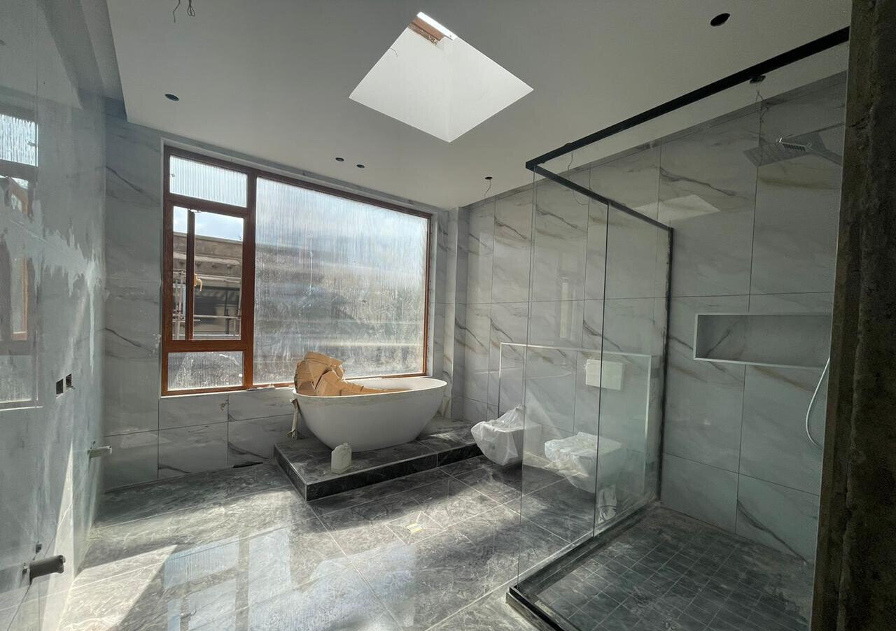 Newly Built 6-Bed Villa with Private Terrace & Open Kitchen - Lavington