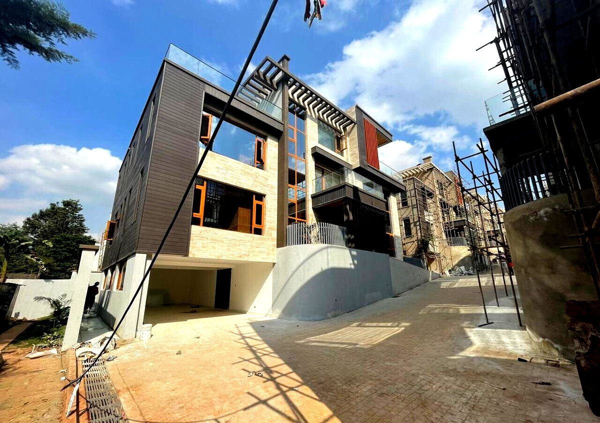 Newly Built 6-Bed Villa with Private Terrace & Open Kitchen - Lavington