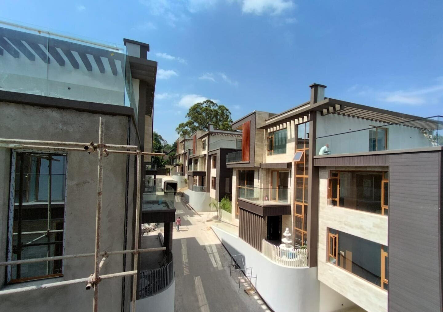 Newly Built 6-Bed Villa with Private Terrace & Open Kitchen - Lavington