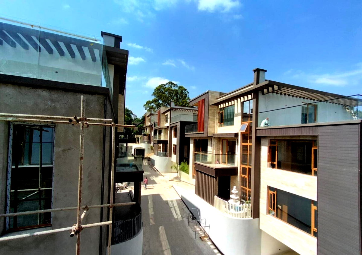 Newly Built 6-Bed Villa with Private Terrace & Open Kitchen - Lavington