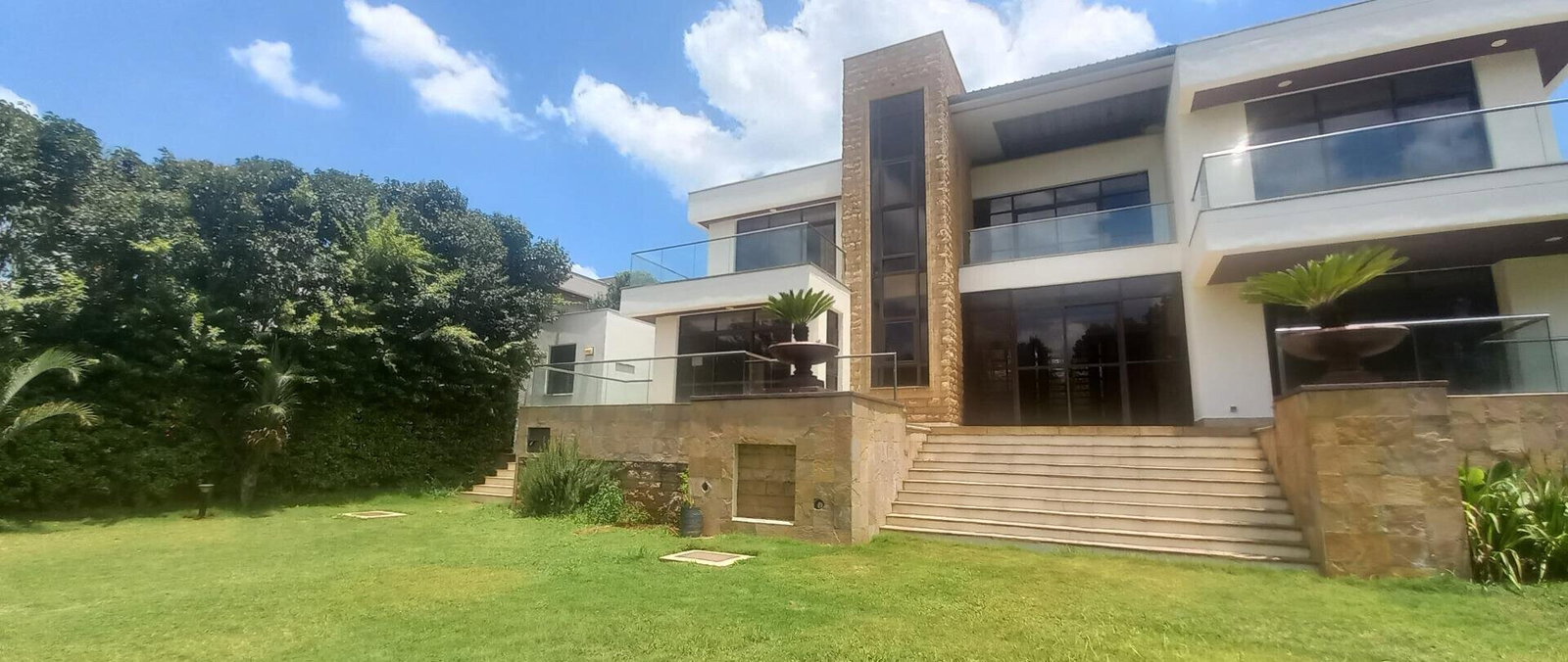 5-Ensuite Villa with Pool & 24-Hour Security – Karen