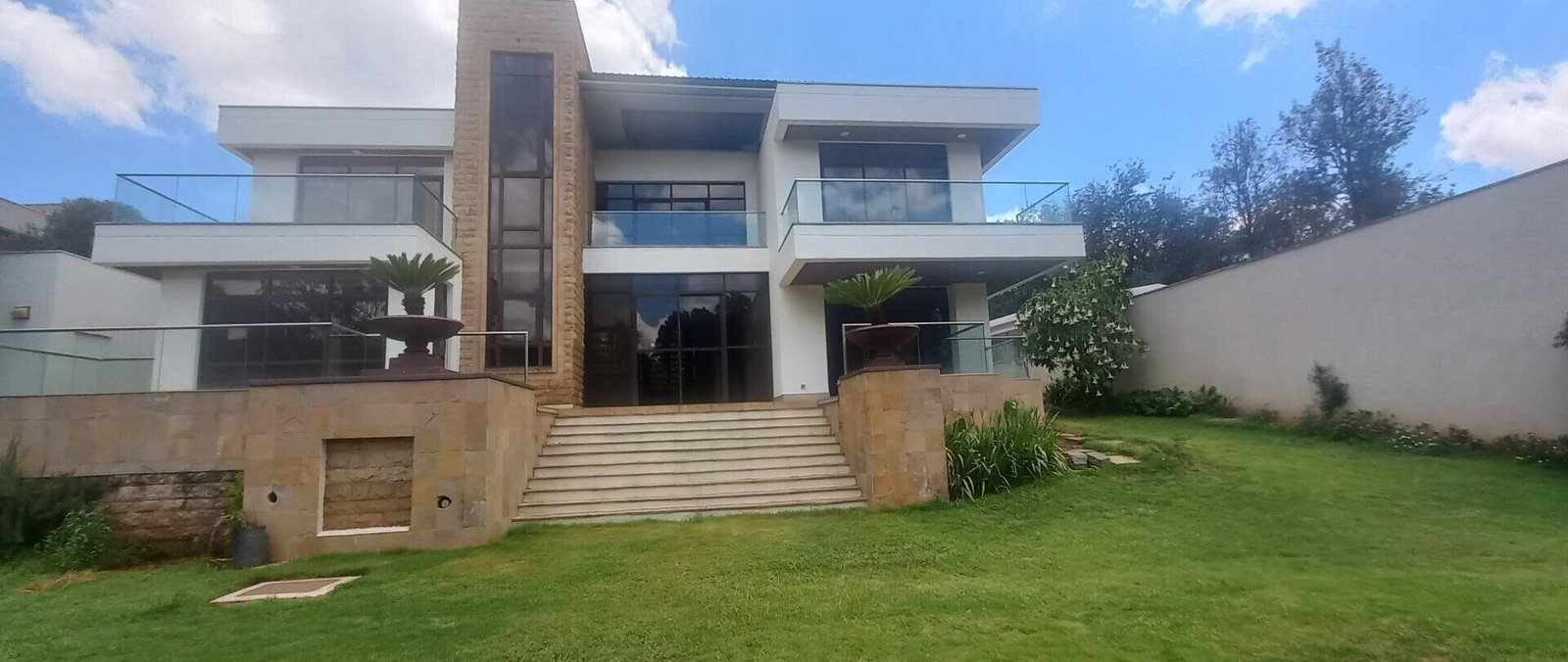5-Ensuite Villa with Pool & 24-Hour Security – Karen