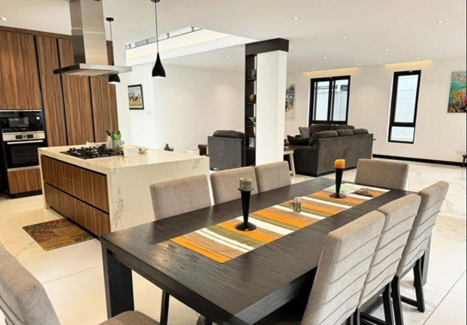 4-Ensuite Townhouse with Private Garden & DSQ - Spring Valley