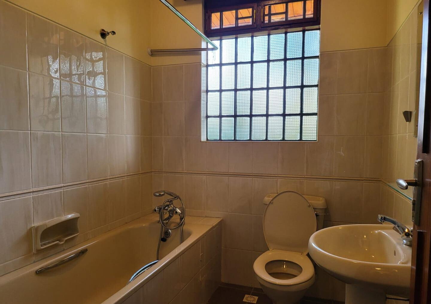 Half-Acre 5BR Haven - Nyari