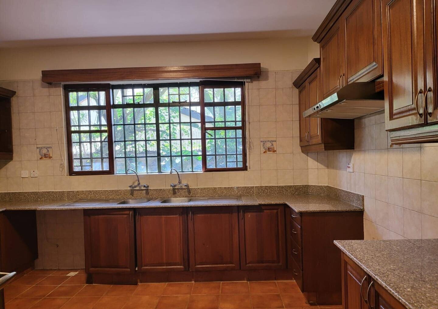 Half-Acre 5BR Haven - Nyari