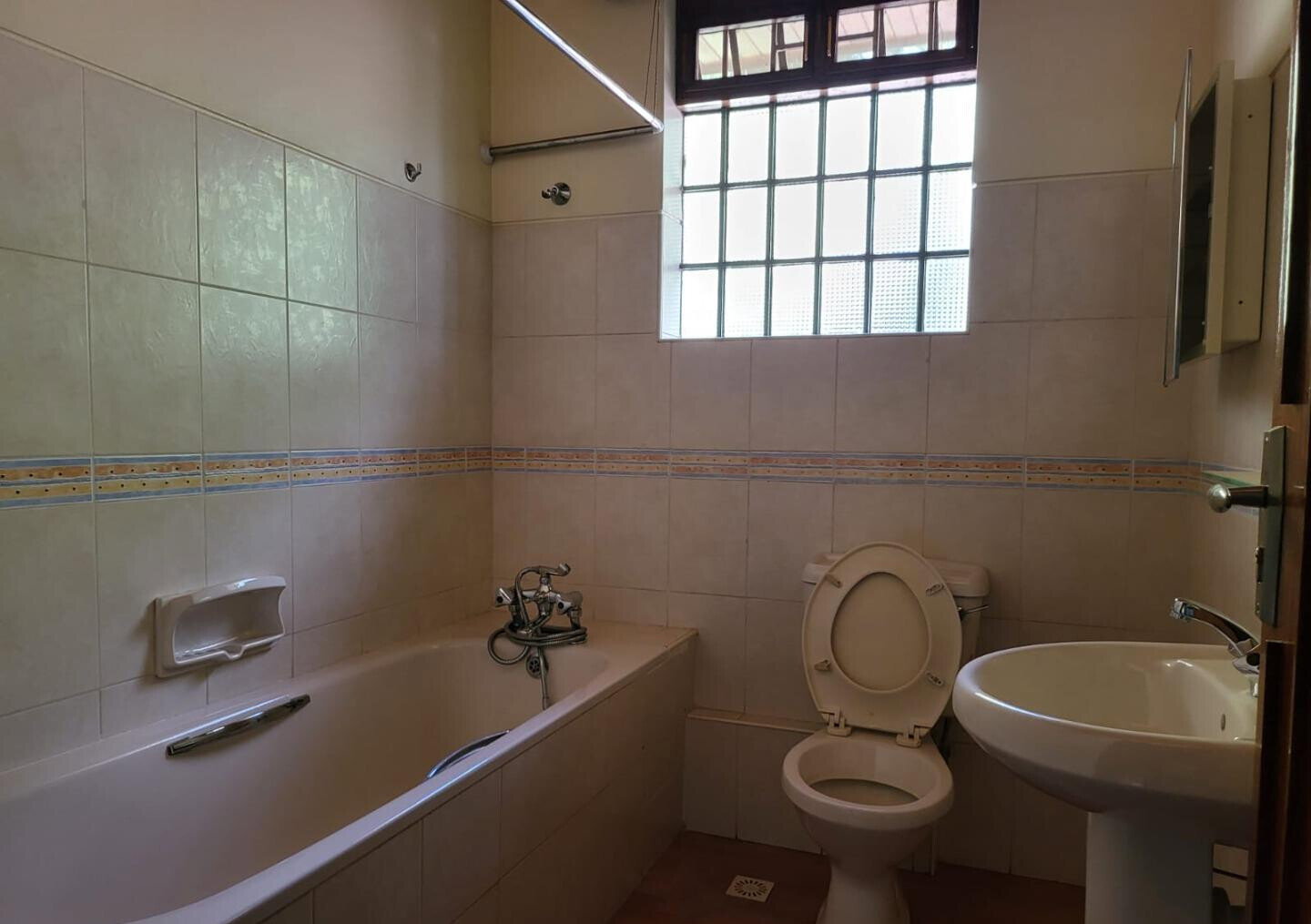 Half-Acre 5BR Haven - Nyari
