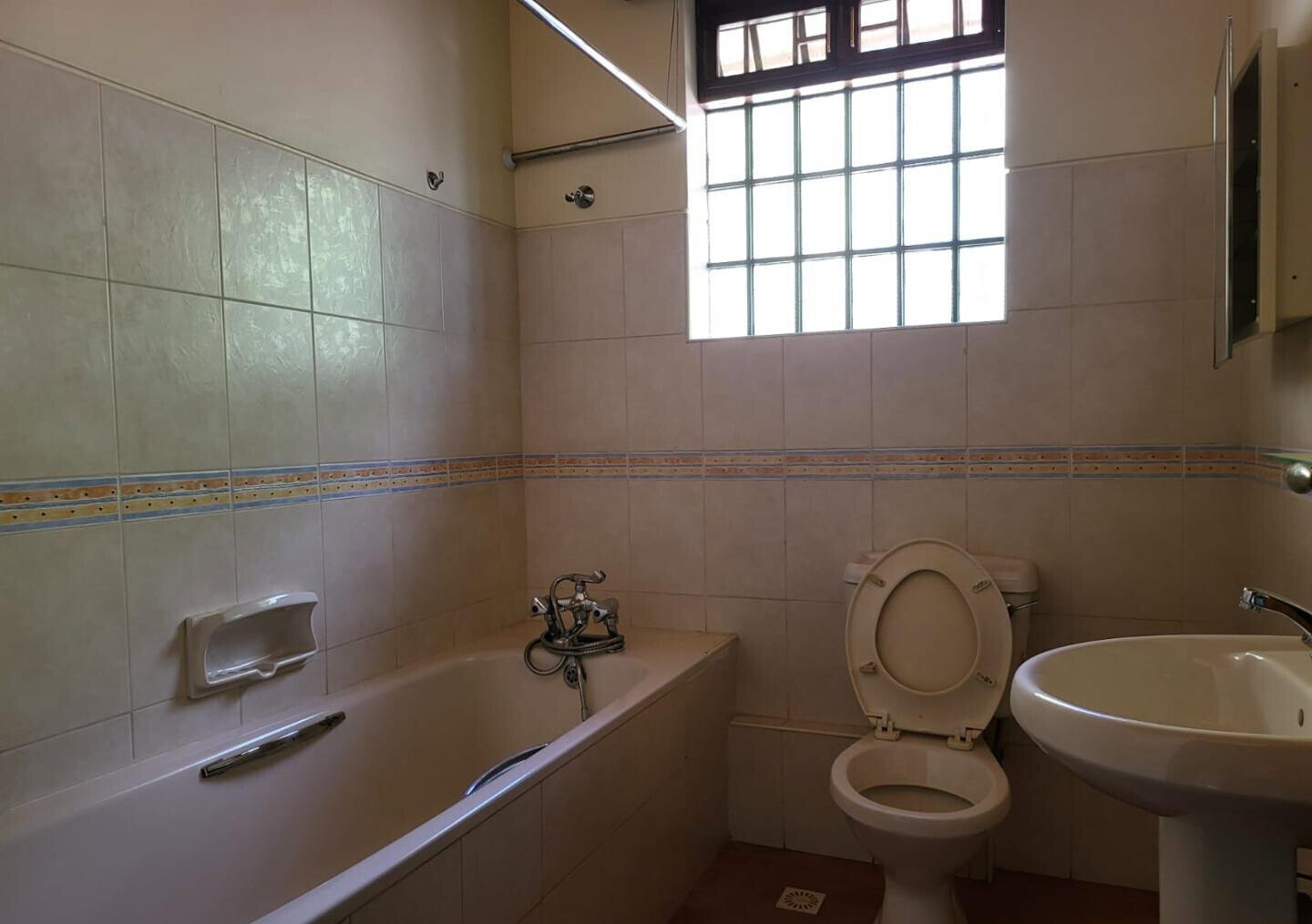 Half-Acre 5BR Haven - Nyari