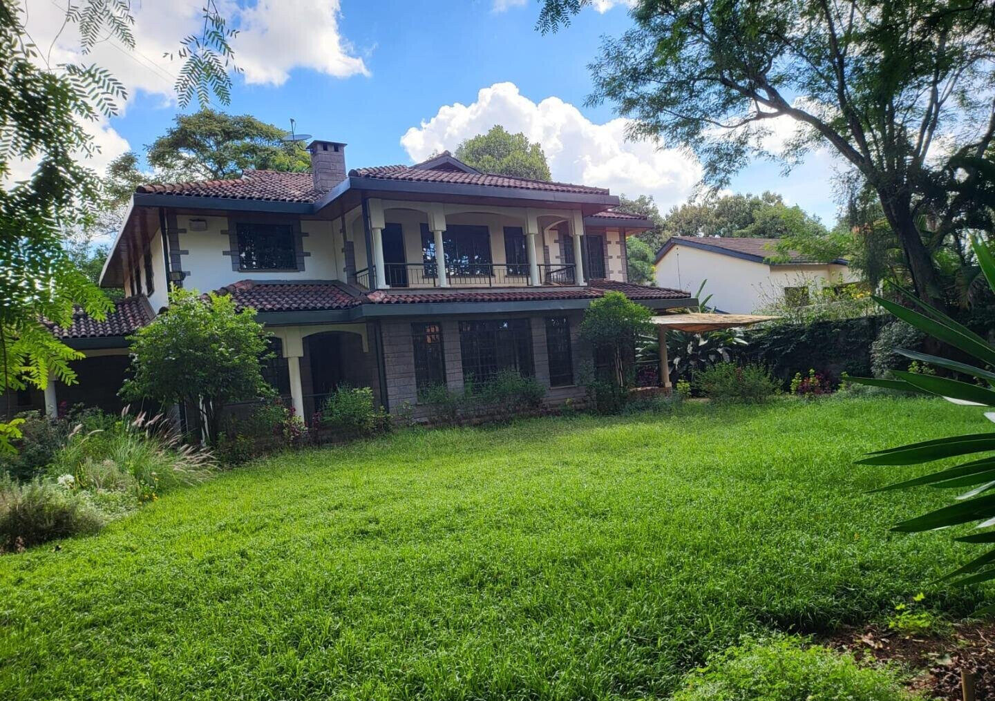 Half-Acre 5BR Haven - Nyari