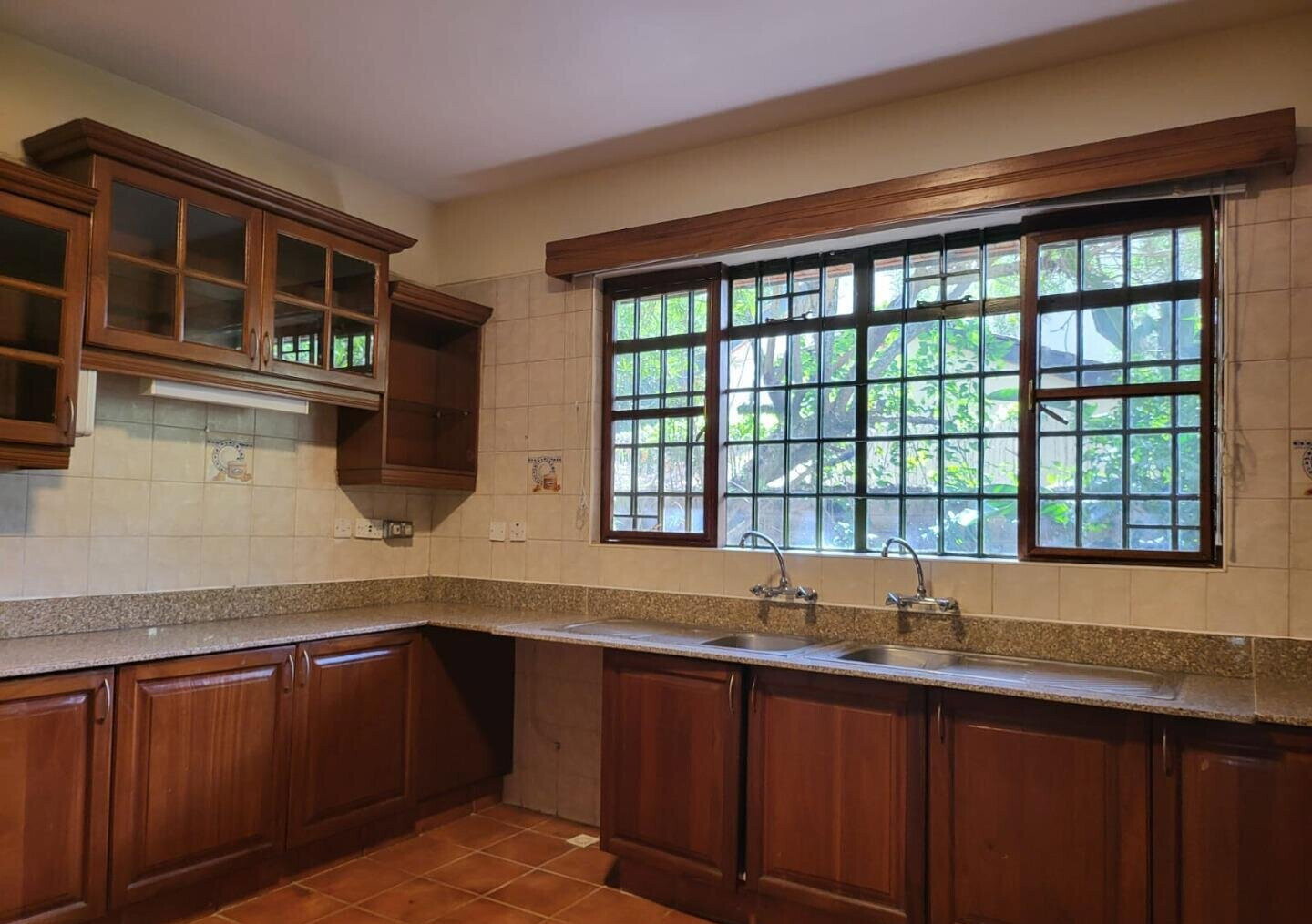 Half-Acre 5BR Haven - Nyari
