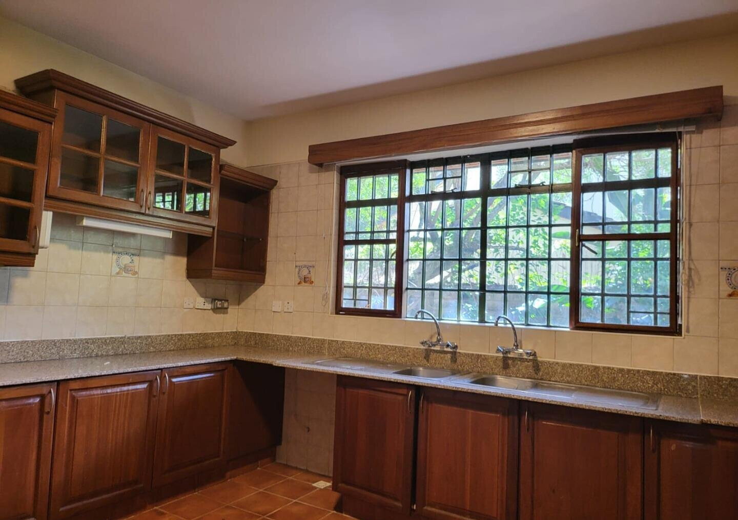Half-Acre 5BR Haven - Nyari