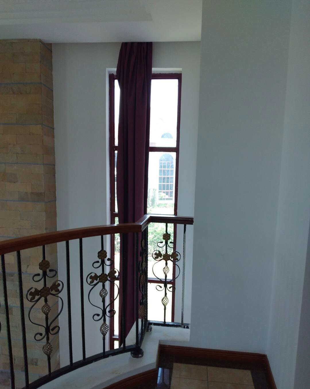 Half-Acre Townhouse with Fireplace & Pet-Friendly Compound – Karen