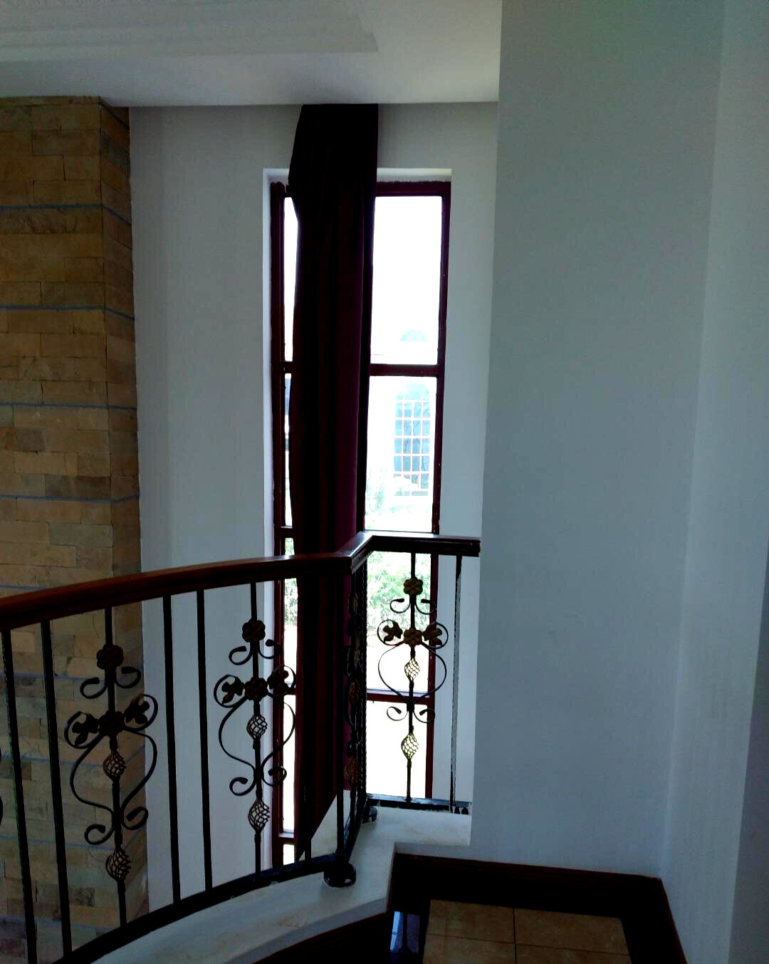 Half-Acre Townhouse with Fireplace & Pet-Friendly Compound – Karen