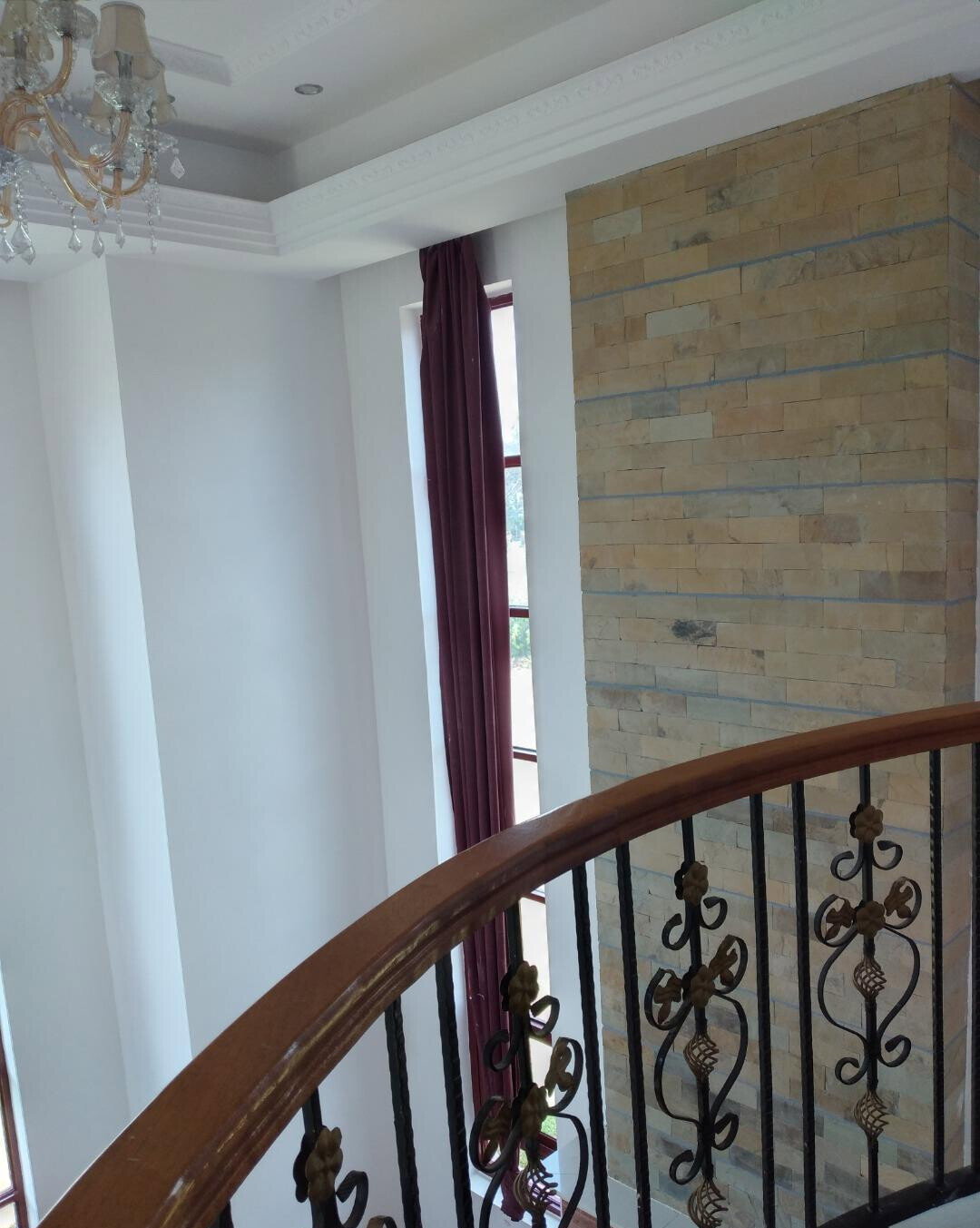 Half-Acre Townhouse with Fireplace & Pet-Friendly Compound – Karen