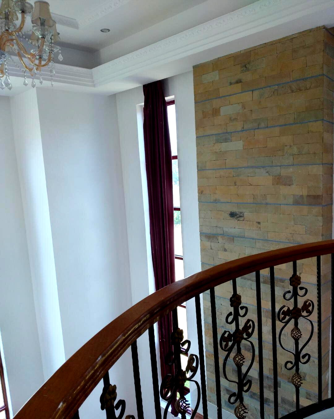 Half-Acre Townhouse with Fireplace & Pet-Friendly Compound – Karen
