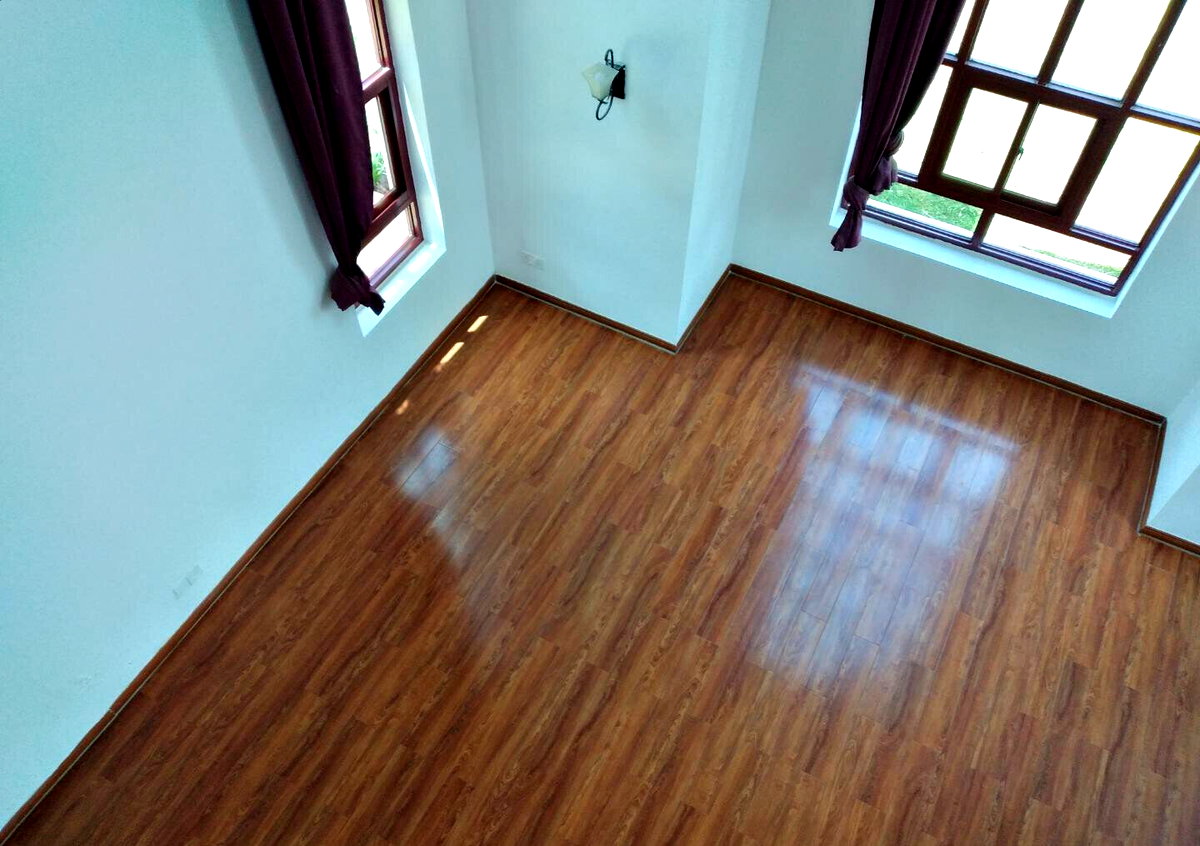 Half-Acre Townhouse with Fireplace & Pet-Friendly Compound – Karen