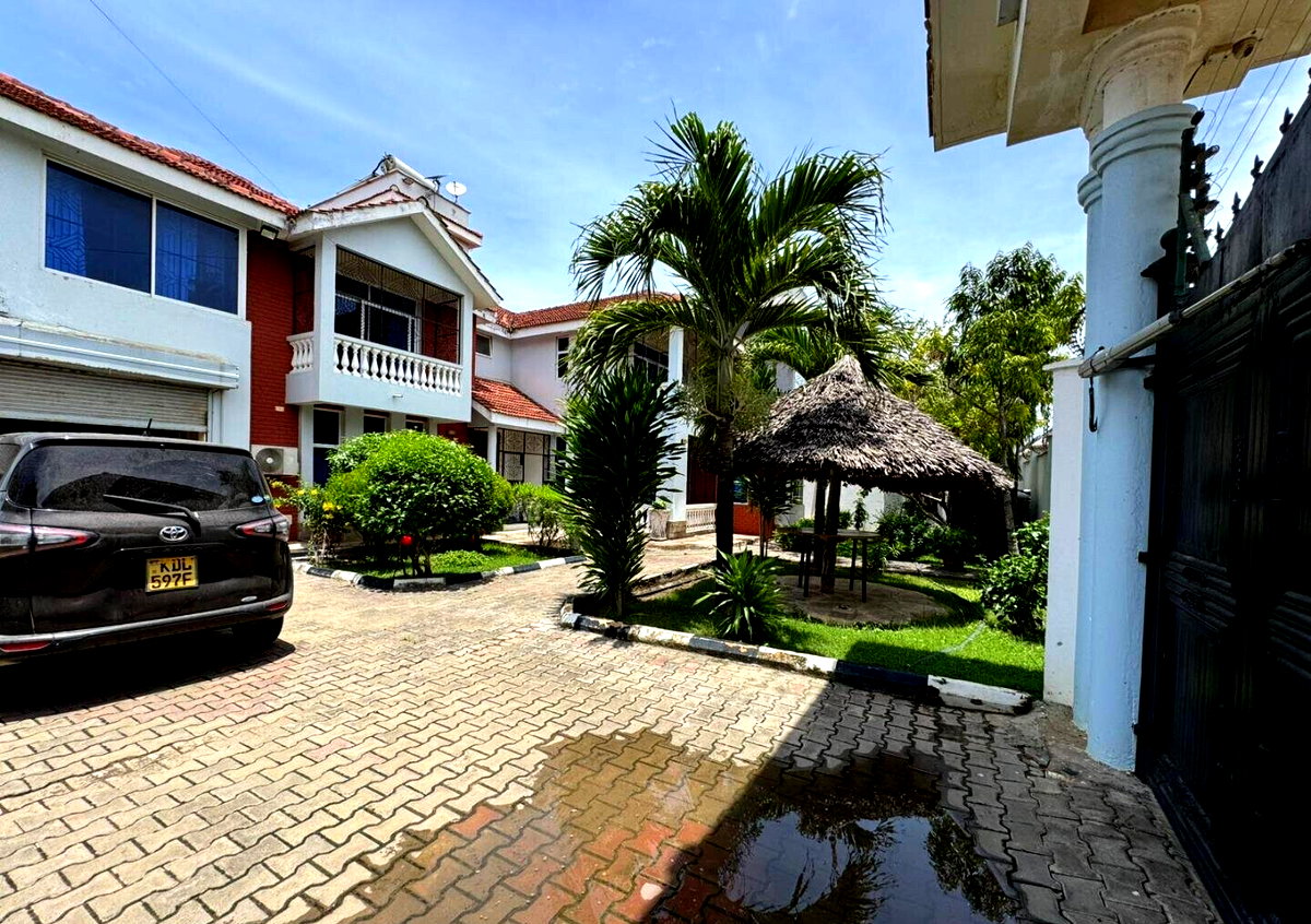 5 En-Suite Bedrooms on Half-Acre with Mvule Kitchen - Bamburi