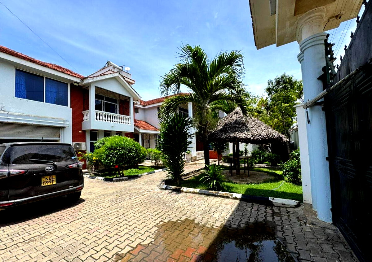 5 En-Suite Bedrooms on Half-Acre with Mvule Kitchen - Bamburi