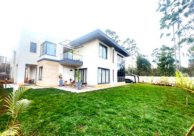 Luxury 4BR House with Garden