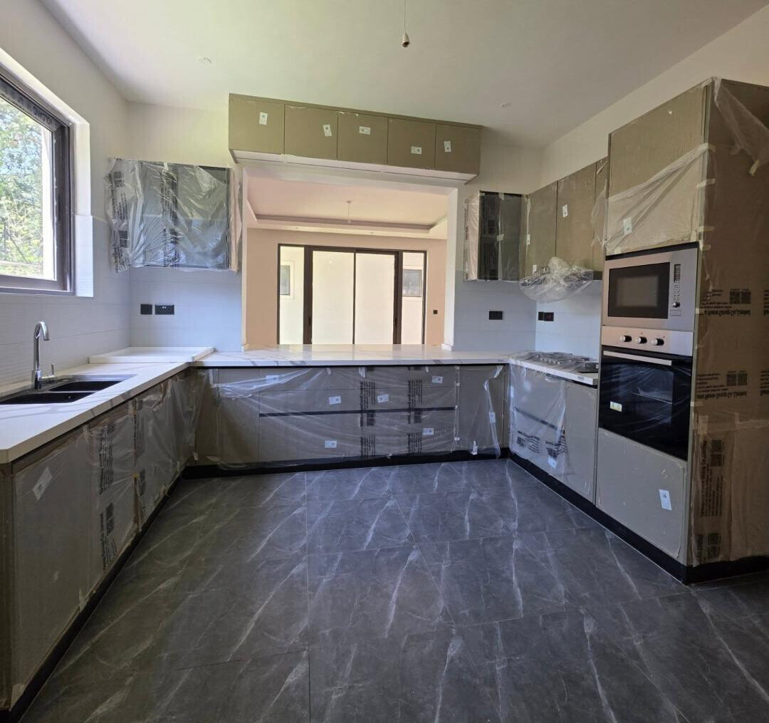 6-Ensuite Townhouse with Office & Rooftop Terrace - Lavington