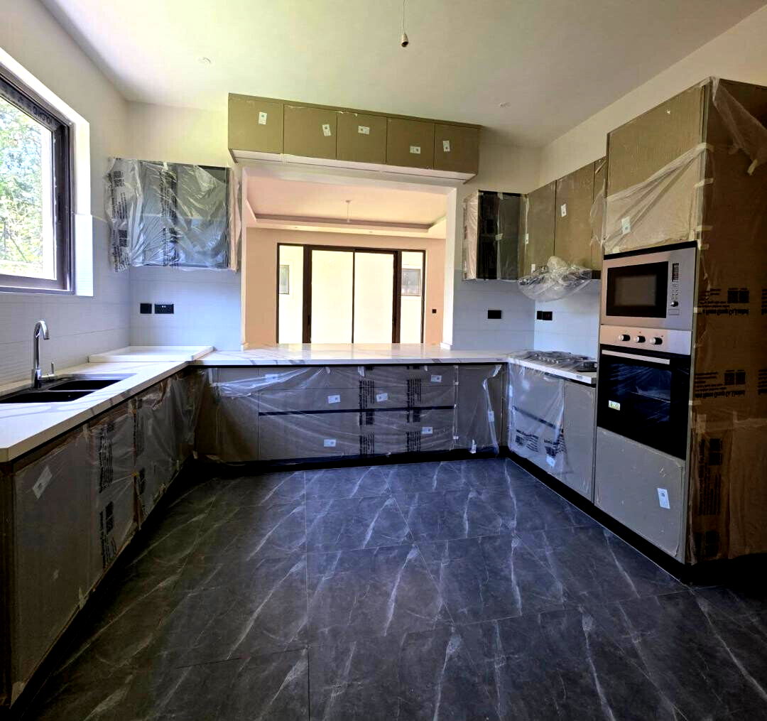 6-Ensuite Townhouse with Office & Rooftop Terrace - Lavington