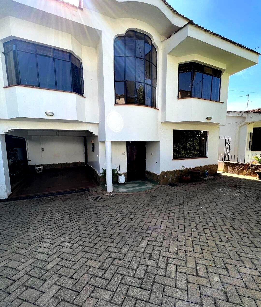 5-Bed Riverside Villa with Pool Access - Lavington