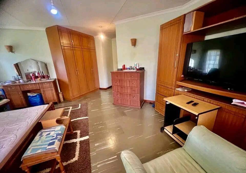5-Ensuite Townhouse on Half-Acre Near Waterfront Mall – Karen