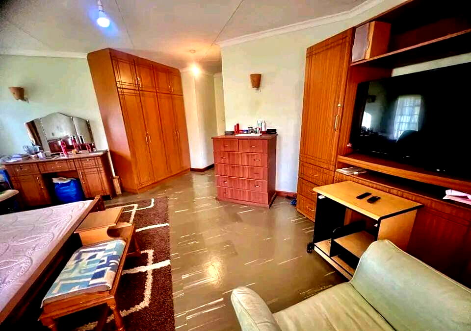 5-Ensuite Townhouse on Half-Acre Near Waterfront Mall – Karen