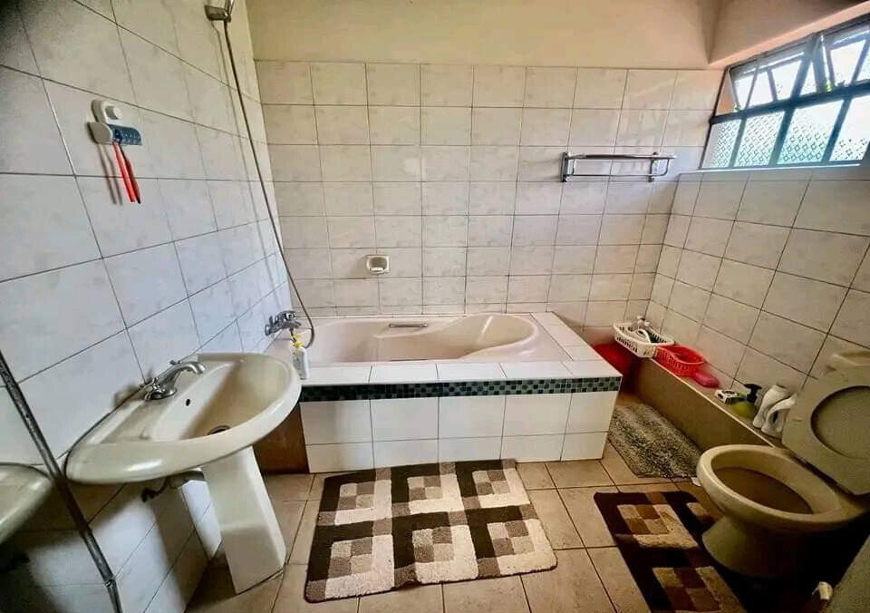 5-Ensuite Townhouse on Half-Acre Near Waterfront Mall – Karen